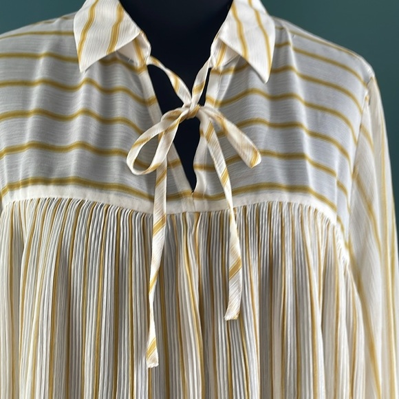 Lauren Conrad Striped Blouse light weight - Picture 2 of 6